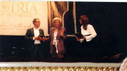 Consegna della medaglia da parte dell'On. Adriana Poli Bortone durante la premiazione